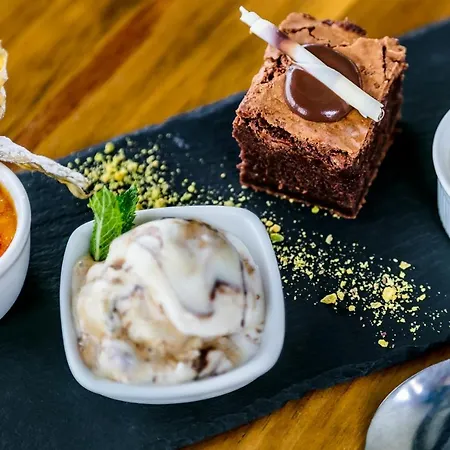 The @ Carus מלון