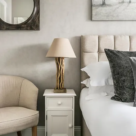 The Lodge Rooms @ Carus Green 3*